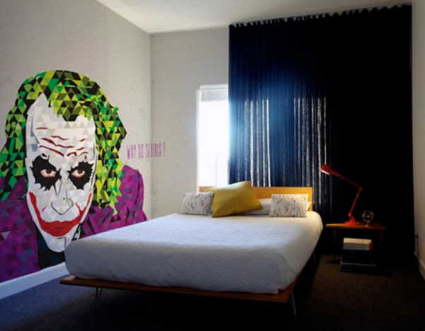 Dinding dengan mural tokoh film atau musik favorit